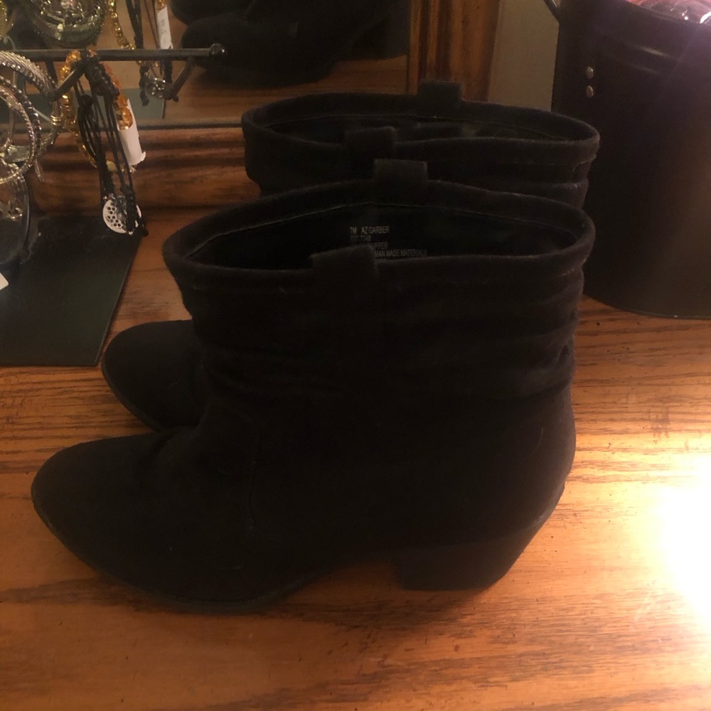 Black suede Arizona brand short boots